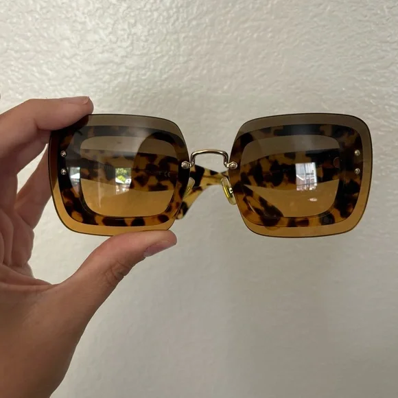Brand new MiuMiu double layered tortoise print sunglasses with gold detailing - Picture 4 of 6